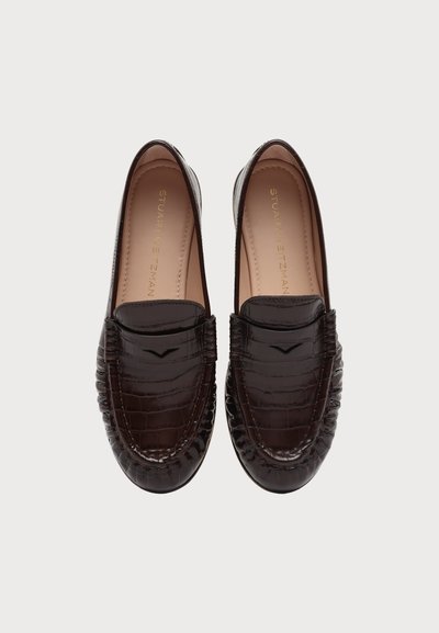 Paire de mocassins en cuir embossé crocodile marron foncé avec fente classique à penny, vue de dessus sur fond blanc.