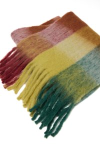 Sciarpa di lana con un motivo a gradiente che presenta colori rosso, giallo, verde e blu. Ha bordi frangiati e una finitura morbida e testurizzata.