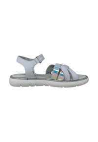 Sandal in grigio chiaro regolabile con molteplici cinturini, incluso un accento iridescente, e suola in gomma bianca. Texture liscia e design minimalista.