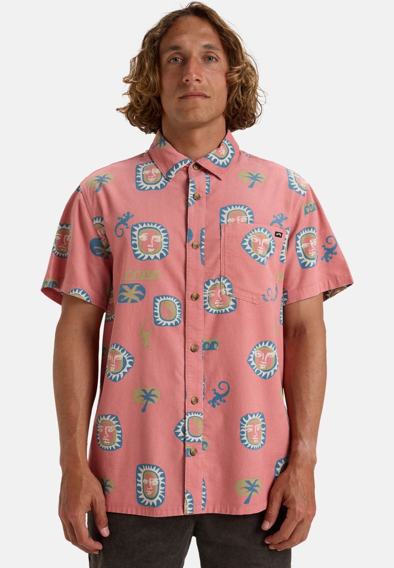 Korte mouwen roze button-up shirt met kleurrijke patronen van gezichten, planten en hagedissen, gemaakt van lichte stof met een borstzak.