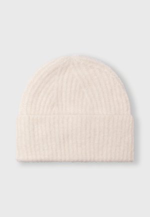 Bonnet en tricot crème avec une texture côtelée, fabriqué à partir d'un matériau doux, présentant un design à revers. Apparence lisse et légère.
