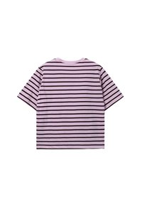 T-shirt à manches courtes rayé violet et blanc avec un col rond, offrant une coupe décontractée et une texture douce semblable à du coton.
