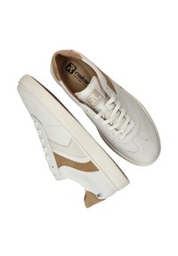 Weiße Leder-Sneaker mit beigen Akzenten und strukturierten Details. Verfügt über eine runde Zehenform, flache Schnürsenkel und eine stabile weiße Gummisohle.