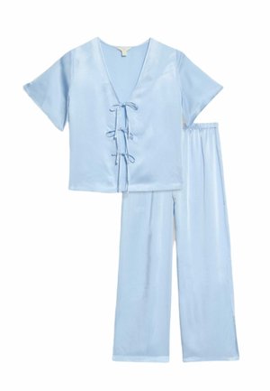 Completo da loungewear in satin azzurro chiaro, composto da una maglietta a maniche corte con scollatura a V e legature frontali, abbinata a pantaloni larghi con vita elastica.