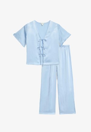 Lichtblauw satijnen loungewear-set, bestaande uit een top met korte mouwen en een V-hals met voorgebonden strikjes, gecombineerd met losse broeken met elastische tailleband.