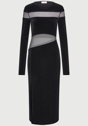 Melnas samta kleitas ar garām piedurknēm, mežģīņu akcentiem un sānu izgriezumu. Iezīme pieguļošs augšdaļas daļa, kas pāriet plūstošā svārkā.