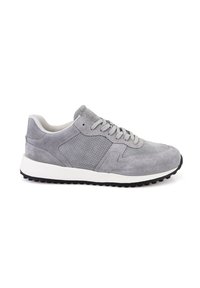 Graue Wildleder-Sneaker mit perforiertem Design, runder Zehenpartie, flachen Schnürsenkeln und weißer Sohle. Strukturierte Akzente und ein gepolsterter Kragen.