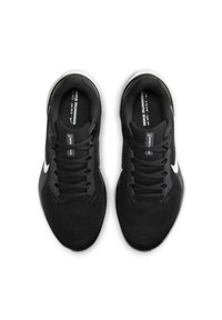 Chaussures de sport noires avec dessus en maille, lacets plats, logo swoosh blanc et semelle rembourrée. Design minimaliste sans motifs visibles.