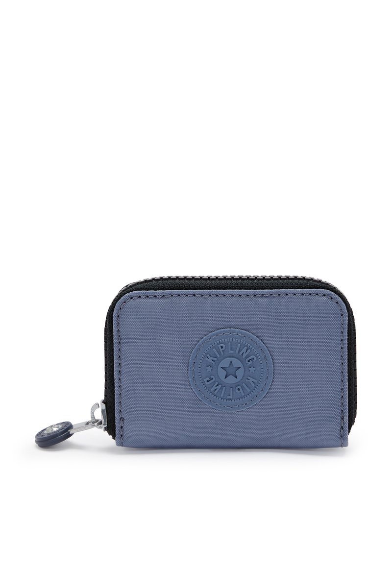 Portafoglio in nylon blu con superficie testurizzata, chiusura a zip e una toppa con logo circolare. Presenta una cerniera nera e un tirante rotondo.
