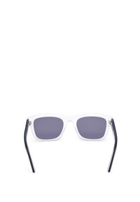 Gafas de sol con montura transparente y lentes de gradiente oscuro, con varillas rectas negras y herrajes metálicos en las bisagras.