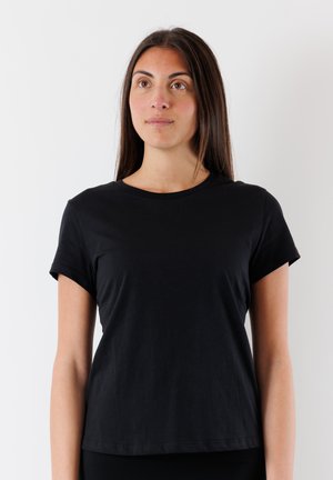 T-shirt nera a maniche corte in morbido cotone, con un collo rotondo e una vestibilità rilassata, con texture liscia e senza motivi visibili.