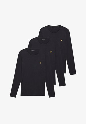 Drie zwarte katoenen t-shirts met lange mouwen, voorzien van een ronde hals en een klein geel logo op de borst, met een gladde textuur.