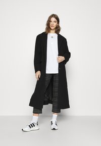 adidas Originals TEE - Paprasti marškinėliai - white