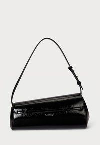 Fekete lakkbőr kézit�áska, cilinder formájú, egyetlen állítható pánttal. Simára csiszolt felülettel és diszkrét logó részlettel rendelkezik.