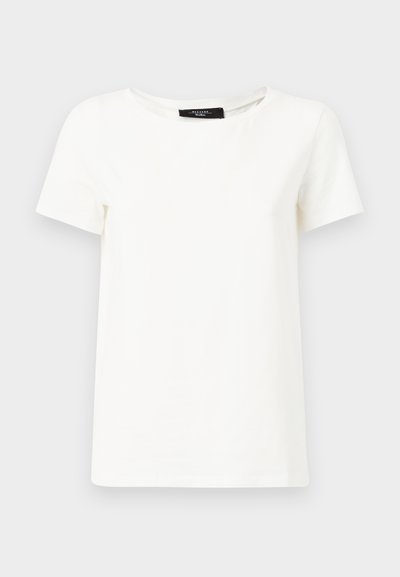 Weißes Baumwoll-T-Shirt mit rundem Halsausschnitt und kurzen Ärmeln. Glatte Textur, lockere Passform und keine sichtbaren Muster oder Akzente.