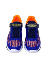 Blauwe mesh sneakers met oranje voering, gestructureerd ontwerp, vastgemaakt met veters en een band, met een witte zool en contrasterende patronen.