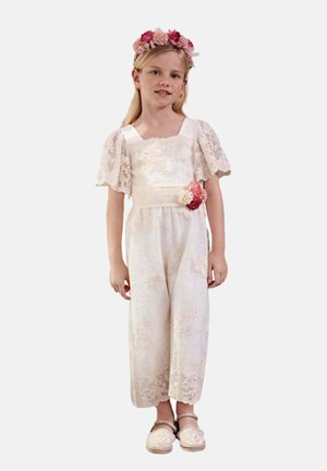 Body in pizzo bianco sporco con maniche a cappuccio, scollatura quadrata e dettaglio floreale in vita. Abbinato a scarpe slip-on di colore chiaro.