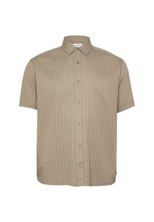 Beżowa koszula na krótki rękaw z delikatną pionową teksturą pasków i klasycznym kołnierzem, prezentowana na białym tle.