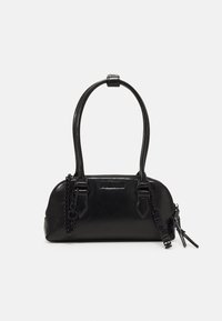 Sac à main noir en cuir brillant. Dispose de doubles poignées, d'une chaîne en accent et d'un logo à l'avant. Design élancé et arrondi avec des zips.