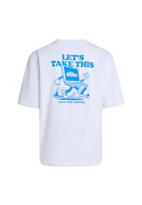 T-shirt blanc avec un graphique bleu représentant un ordinateur portable en marche indiquant « hors ligne », des montagnes en arrière-plan, et le texte « PRENONS ÇA » et « ne jamais arrêter d'explorer ».