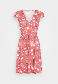 Robe portefeuille florale en corail, à manches courtes et décolleté en V. Dispose d'une taille ajustée avec une ceinture et une jupe évasée. Motif floral en rose et bleu.