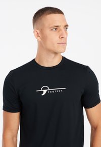 Zwarte sport t-shirt met korte mouwen, gemaakt van gladde stof, met een witte "PROTEST" logo en een golfontwerp op de voorkant.