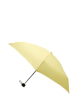 Żółty kompaktowy parasol z czarnym uchwytem i paskiem na nadgarstek, otwarty na białym tle.