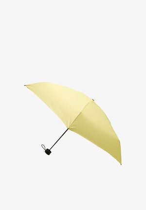 Żółty kompaktowy parasol z czarnym uchwytem i paskiem na nadgarstek, otwarty na białym tle.