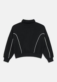 Felpa nera con colletto alto, caratterizzata da cuciture di accento bianche e un design cropped. Realizzata in morbido tessuto texturizzato.