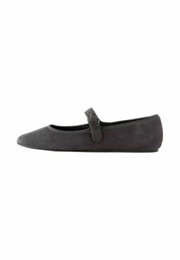 Grijze corduroy platte schoen met een ronde neus, enkelband met een gesp, en een gestructureerd oppervlak. Platte zool voor comfort.