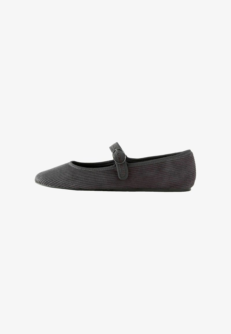 Grijze corduroy platte schoen met een ronde neus, enkelband met een gesp, en een gestructureerd oppervlak. Platte zool voor comfort.