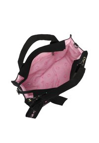 Borsa in tela nera con interni rosa caratterizzata da un motivo di Hello Kitty. Include due manici robusti e una chiusura con zip.