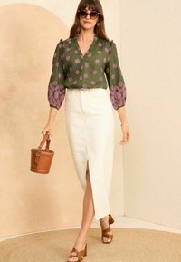 Love & Roses RUFFLE V NECK 3/4 SLEEVE - REGULAR FIT - Gombos blúz - khaki green broderie