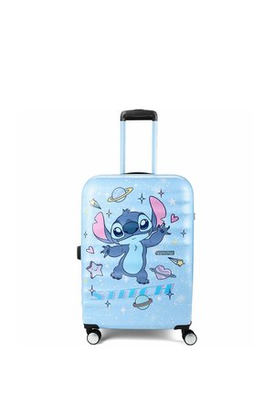 Blauer Koffer mit der Cartoonfigur Stitch, umgeben von Sternen, Planeten und Herzen, mit ausziehbarem Griff und vier Rollen.