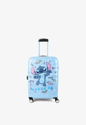 Blauer Koffer mit der Cartoonfigur Stitch, umgeben von Sternen, Planeten und Herzen, mit ausziehbarem Griff und vier Rollen.
