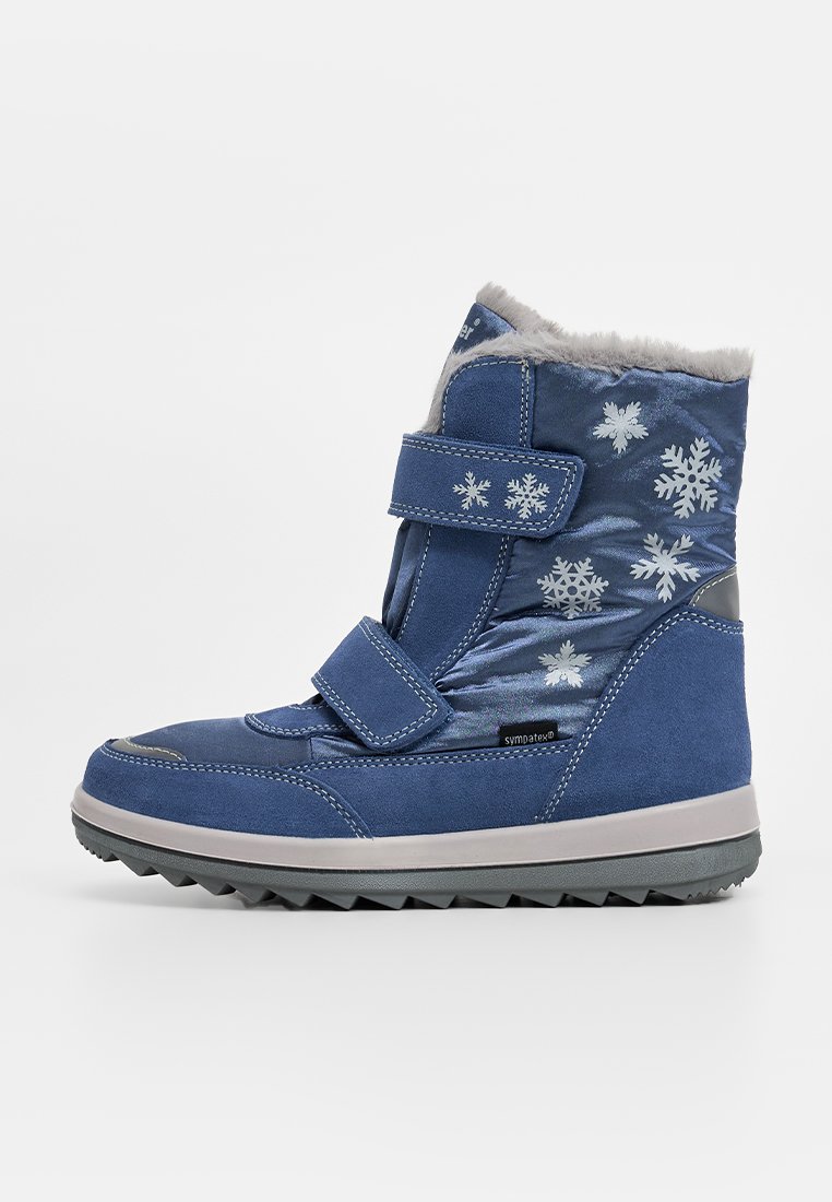 Botte d'hiver bleue avec des sangles velcro, en suède, avec des motifs de flocons de neige argentés, bordée de fausse fourrure grise, et une semelle robuste pour une bonne adhérence.