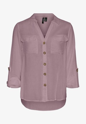 Vaaleanpunainen, pitkähihainen paita, joka on valmistettu läpikuultavasta kankaasta; siinä on kaksi rintataskua, napitus edessä ja käännetyt hihansuut, joissa on napilliset tarrat.