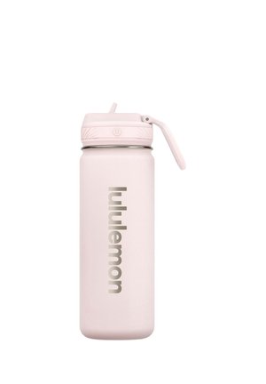 Borraccia Lululemon rosa chiaro con tappo a scatto e cannuccia su sfondo bianco.