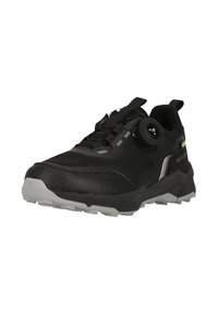 Svart atletisk sko med en texturerad syntetisk ovandel, gummisula och BOA snörningssystem. Har reflektiva accenter och en robust tåskydd.