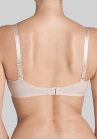 Bežová podprsenka s nastavitelnými saténovými ramínky a zapínáním na háček a oko. Hladká tkanina s bezšvým designem a nízkým zadním dílem.