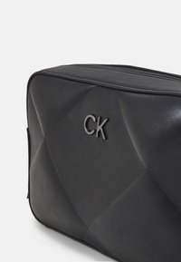 Calvin Klein RE LOCK QUILT CAMERA BAG - Borsa a tracolla - black