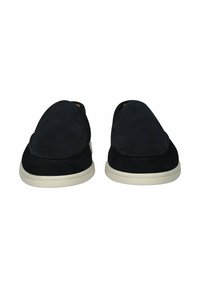 Čierne semišové slip-on topánky s okrúhlou špičkou, kontrastnou bielou gumovou podrážkou a prešívaním pozdĺž okrajov.