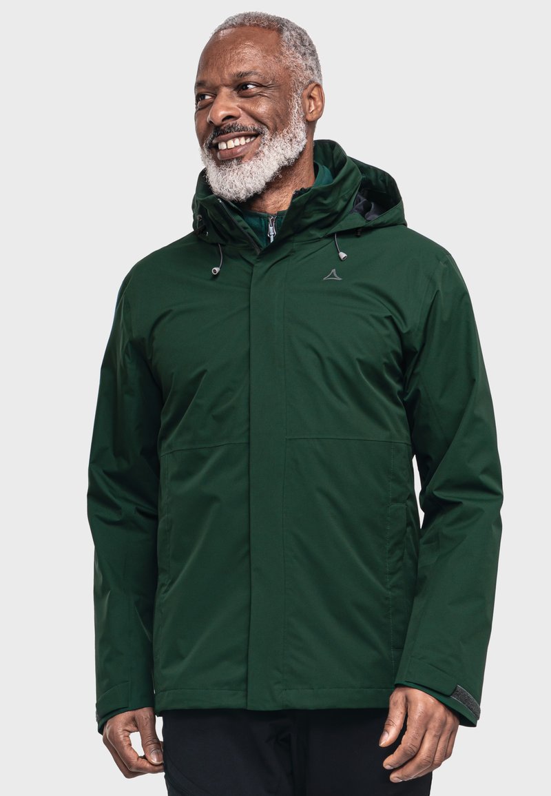 Giacca impermeabile verde scuro con cappuccio, cordoncini regolabili e due tasche frontali. Il tessuto è liscio con una leggera lucentezza.