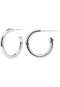 Orecchini a cerchio in argento con design curvo, superficie lucida e chiusura a perno. Superficie liscia e riflettente con una forma moderna.