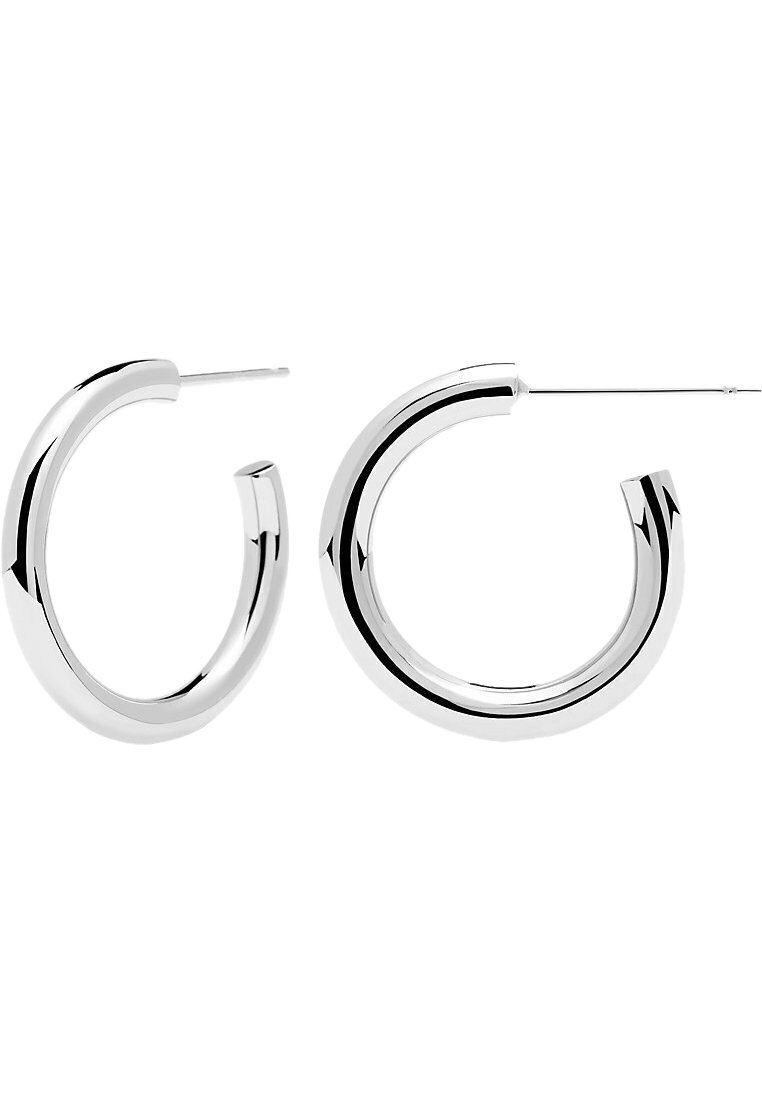 Orecchini a cerchio in argento con design curvo, superficie lucida e chiusura a perno. Superficie liscia e riflettente con una forma moderna.