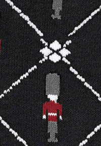 Tessuto lavorato a maglia con uno sfondo nero, un motivo geometrico, figure di soldati rosse e grigie, e accenti a diamante bianchi.