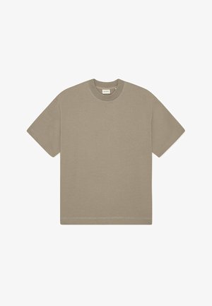 Lühikeste varrukatega beež T-särk, valmistatud pehmest puuvillast, klassikalise ümara kaelusega, sirge lõikega ja minimaalsete õmblusedetailidega.