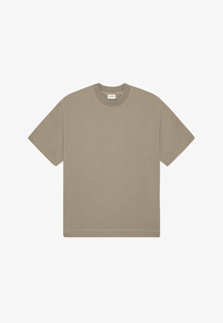 Μπεζ κοντομάνικη μπλούζα από μαλακό βαμβάκι, με κλασικό στρογγυλό λαιμόκοψη, ευθεία γραμμή και ελάχιστες ραφές.