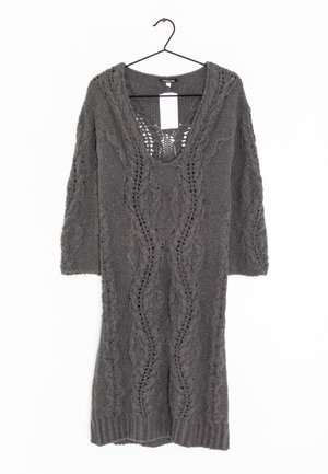 Dunkelgraues, gestricktes Sweatkleid mit Zopfmuster, V-Ausschnitt, dreiviertellangen Ärmeln, hängend an einem schwarzen Metallbügel.