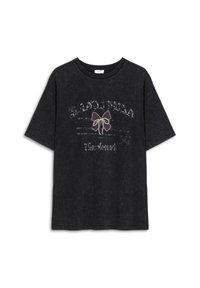 Czarny bawełniany T-shirt o luźnym kroju, prezentujący graficzny wzór wstążki oraz tekst, ozdobiony subtelnym połyskiem i florystycznymi akcentami.